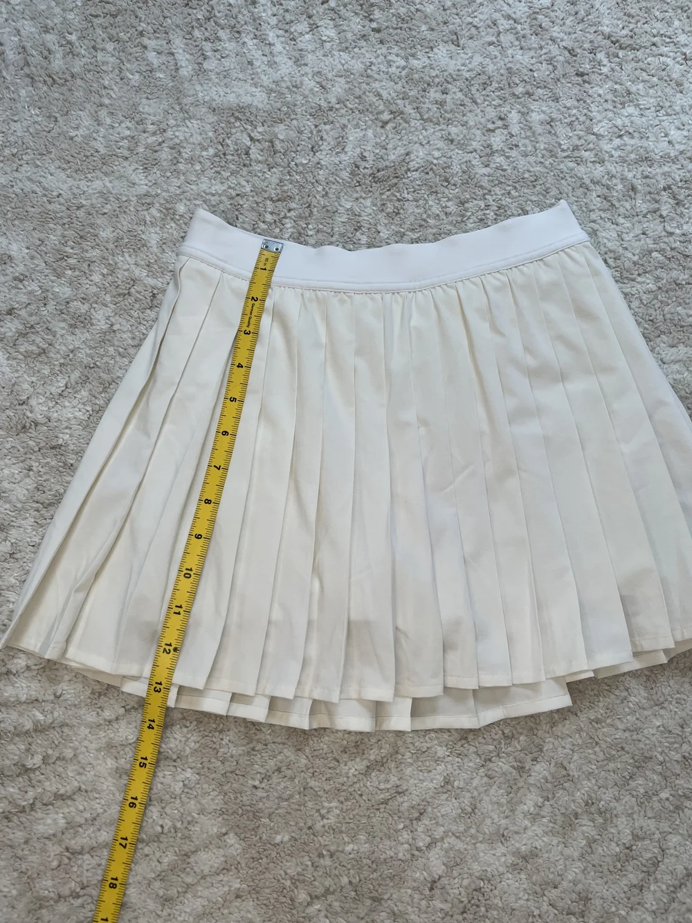 Lululemon Athletica Pleated Mini Skirt in Cream Size 4